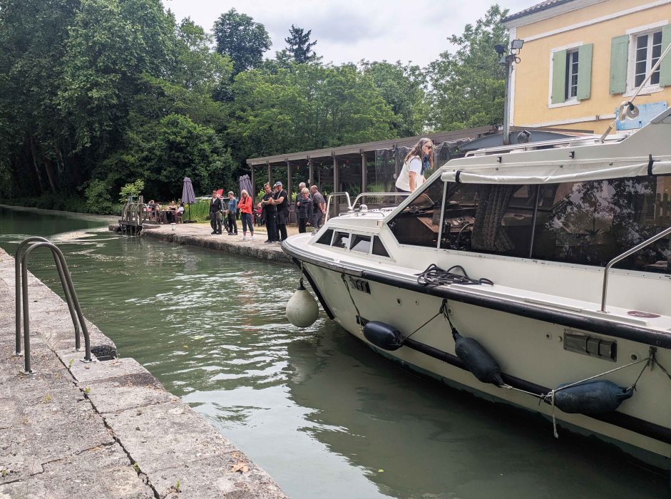 Écluse sur le canal à Villeton
