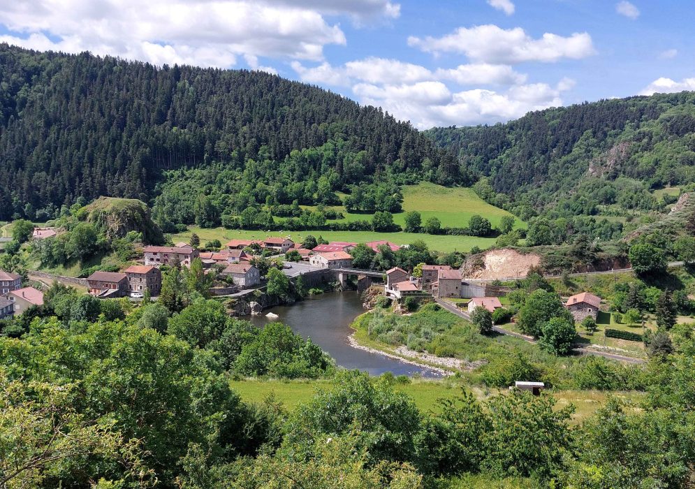 Le village du Goulet traversé par la jeune Loire